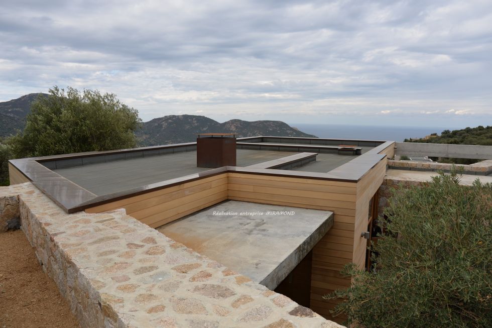 Bardage en Red Cedar réalisé à coupes d'onglets avec couverture aluminium laqué pour villa en Corse près d'Île Rousse